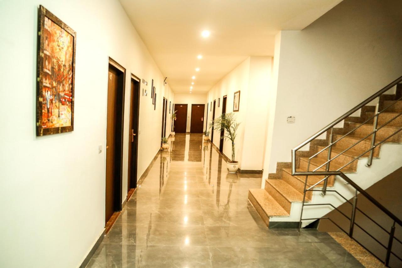 Airport Hotel Tashree Yeni Delhi Dış mekan fotoğraf